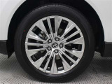 19インチアルミホイール(スーパークロームメタリック塗装)が装着されています。タイヤサイズ225/55R19