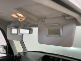 【サンバイザー】車内で身だしなみを整えるためのバニティミラーがセット。お化粧直しや髪型のチェックに活用できます。