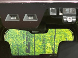 【スマートアシスト】走行中に前方の車両等を認識し、衝突しそうな時は警報とブレーキで衝突回避と被害軽減をアシスト。より安全にドライブをお楽しみいただけます。