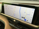 地図が大きく表示され、周辺の道路や現在地を画面上で確認しやすい仕様です。行き先を探す際にも活用でき、慣れない場所へのお出かけをサポートします。
