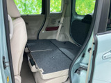 後席を倒すと荷室側へ続くフラットな面が広がり、大きな荷物を積みたい場面にも活用できます。窓から光が入るため、荷物の積み下ろしや車内での確認もしやすい空間です。
