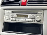 FM・AMやCDなどの表示と操作ボタンがまとまり、選局や音量調整も手元で確認しやすい配置です。移動中の音楽やラジオを気軽に楽しみたい方にも使いやすい装備です。