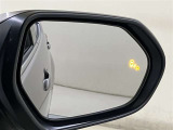 【ブラインドスポットモニター】隣の車線を走る車両をレーダーで検知し、ドライバーでは見えない四角に存在する車両を検知するとドアミラーに搭載されたインジケータが点灯します