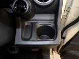 運転席の届きやすいところにドリンクホルダーがついています。視線をそらすことなく手に取れるので運転に集中できて安心ですね。