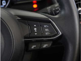 【マツダ・レーダー・クルーズ・コントロール】センサーが前方車を検知し、運転者がアクセルペダルやブレーキペダルを踏まなくても、設定した速度での走行や、前方車との車間距離を一定に保つ追従走行ができます。