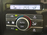 【オートエアコン】一度お好みの温度に設定すれば、車内の温度を検知し風量や温度を自動で調整。暑い&hellip;寒い&hellip;と何度もスイッチ操作をする必要はありません。快適な車内空間には必須の機能ですね♪