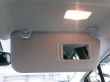 運転席側バニティミラー付きのサンバイザーです。ちょっと鏡を見たい時などに便利な装備です。