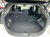 お荷物の量や乗車人数に合わせて使えるリヤシートは、ご覧のように倒すことが出来ますので便利です。