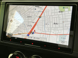 地図画面には周辺の道路や交差点が表示され、現在地と進行方向を確認しやすい構成です。画面上で道筋を把握できるため、初めて訪れる場所への移動にも活用できます。