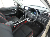 シンプルで使いやすいデザインの運転席です。