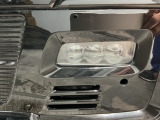 【フォグライト】霧などの悪天候時、自車の位置を示すとともに前方や路肩が見えずらい時、近い位置をワイドに照らしてくれます。