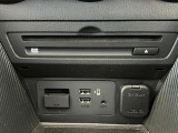 DVD/CD/USB/AUX/ブルートゥース/フルセグTV対応の純正オーディオになっています。