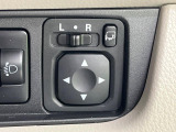 【電動格納ミラー】サイドミラーは電動格納式となっており、狭い駐車場でもキズがつくリスクを抑えられます。