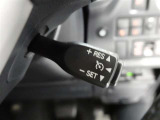 クルーズコントロール機能付きです。走行中に先行車の様子を検知しながら、設定した車速の範囲内で先行車との距離のキープを支援します。詳細は販売店スタッフまでおたずねください。