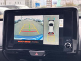 後方の映像に加え、車両周辺を上から捉えた表示も確認できます。駐車時に周囲との距離や位置を把握しやすく、狭い場所での車庫入れをサポートします。