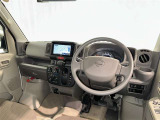 運転席まわりです。 各操作スイッチは使いやすい位置に配置されてます。