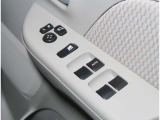 【パワーウィンドウ】窓の開閉スイッチです。【電動ドアミラー】電動でミラーの調整や開閉ができます。