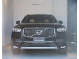ボルボのフラッグシップであるXC90は堂々としたフロントで、迫力のある車両となっております。百獣の王ライオンをモチーフにした精悍な顔つきが人気です。
