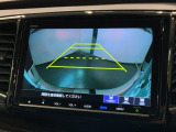 リバースギアに入れるだけで後方の表示へ切り替わります。夜間や雨の日の駐車も楽になりますよ。