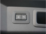【パワーバックドア】スマートキーや運転席のボタンを押すだけでリアゲートが自動で開閉します。両手に荷物を持っている時や高い位置のバックドアを閉める際に便利な機能です。