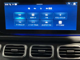 運転席・助手席で独立して温度設定が可能。室温や外気温の変化に応じて、設定に合わせた温度と風量を自動的に調整します。ブロアモーターの小型・軽量化によって、エネルギー効率も向上しています。