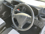 握りやすい円形のステアリングを中心に、前方を見ながら運転姿勢を整えやすい運転席まわり。手元にスイッチも備わり、日々の移動を支える使いやすい配置です。