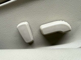 【パワーシート】電動でシートポジションの変更が可能です。手動式より細かくシート設定が可能ですのでより快適な姿勢でドライブを楽しんで頂けるでしょう。