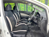 運転席まわりには十分なスペースがあり、大柄な方でもゆったり運転していただける環境です。