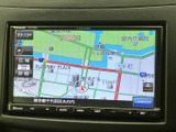 道路や周辺施設が地図上に表示され、現在地を確認しながら目的地までの移動をサポートします。縮尺表示もあり、街中での道順確認や初めて訪れる場所へのお出かけに便利です。
