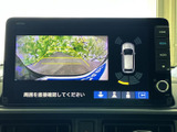 後方の映像に加えて車両周囲の表示も確認でき、駐車時の周辺確認をサポートします。画面上の目安を見ながら、ゆっくりと後退したい場面で活用いただけます。