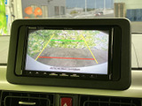 後方の映像にガイドラインを重ねて表示し、駐車時の後方確認をサポート。画面上で車両周辺の状況を把握しやすく、切り返しや車庫入れの際に役立つ装備です。