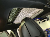 ガラス・スライディングルーフで明るい車内をお楽しみいただけます。シェード付きで日差しの強い日も安心です。