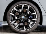 【BMWアロイホイル】軽量かつ強度に拘ったアロイホイル。走行性能ポテンシャルを引き出す設計。車の足元を引き締めてくれる大きなポイントはアロイホイルです。