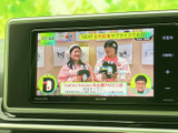 テレビ映像を画面で楽しめる装備を備えています。停車中の待ち時間に番組を視聴でき、画面脇のボタンでメニュー操作も可能。休憩時の過ごし方に選択肢が広がります。