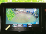 後方の映像に加えて目安線も表示され、駐車時に周囲との距離感を確認するのに便利です。画面から表示方法を選べるため、車庫入れや狭い場所での駐車をサポートします。