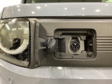 普通充電は6kWの高い出力で行うため、満充電まで約4.5時間という早さです。ホンダエンブレムの左側の蓋を押して開けます。あとは充電コネクターを差すだけで充電開始です。
