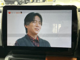 画面にテレビ映像を表示でき、休憩などの停車中に番組を視聴して過ごせます。車内で待ち時間が生じた際にも映像を楽しめる便利な装備です。視聴は安全に配慮し、必ず停車中にご利用ください。