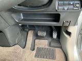 駐車ブレーキは足踏み式です
