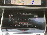 【 4ゾーンエアコン 】運転席・助手席・後席左右でそれぞれ独立した温度設定が可能。乗る人それぞれの好みに合わせた快適な室内空間を実現し、家族や大切な方とのドライブをより上質なひとときへと導きます。