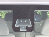 【エマージェンシーブレーキ】走行中に前方の車両等を認識し、衝突しそうな時は警報とブレーキで衝突回避と被害軽減をアシスト。より安全にドライブをお楽しみいただけます。
