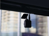 純正ならではのスマートな装着感。車両デザインに調和したドライブレコーダーです。