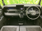 運転席から助手席まで見渡せる開放的な前席空間です。視界を広く確保しやすい配置に加え、シートはゆったりとした形状で、毎日の運転でも落ち着いて過ごせます。