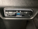 ETCがついています。高速道路の料金所の通過も楽々です。 カードの取り出しもしやすい場所についています。