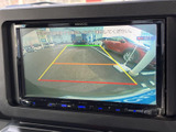 後方の映像にガイド線が表示され、駐車時に車両と周囲との位置関係を確認する目安になります。目視とあわせて後方を確認でき、車庫入れや切り返しをサポートします。