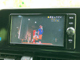 停車中にテレビや映像を視聴でき、休憩時間などの過ごし方が広がります。画面に番組情報も表示され、音声や映像を楽しみたい場面で便利に活用できます。