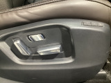 運転席にはパワーシートを装備!シート位置を記憶するメモリー機能付きなのでご夫婦で2名分セットすると便利です♪