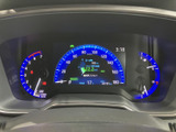 速度や燃料残量などの情報がまとまって表示され、運転に必要な状況を確認しやすいメーターまわりです。中央の表示も見やすく、出発前や走行中の確認に役立ちます。