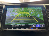 後方の様子を画面で確認でき、ガイド線も表示されるため、駐車時の位置合わせをサポートします。周囲を直接確認しながら、慎重な後退操作にお役立てください。