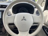 メーターを見渡しやすい位置に設けられたステアリングで、運転席まわりの視線移動を抑えやすい配置です。中央にはエアバッグの表示があり、手元で車両を操る際にもなじみやすい形状です。