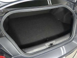 スポーツカーでも日常使いには、十分な積載容量のあるトランクスペースです!更にたくさんの荷物や長めの荷物を積みたい時は、リヤシートのシートバックを倒してトランクスペースの積載容量UPで対応できます!